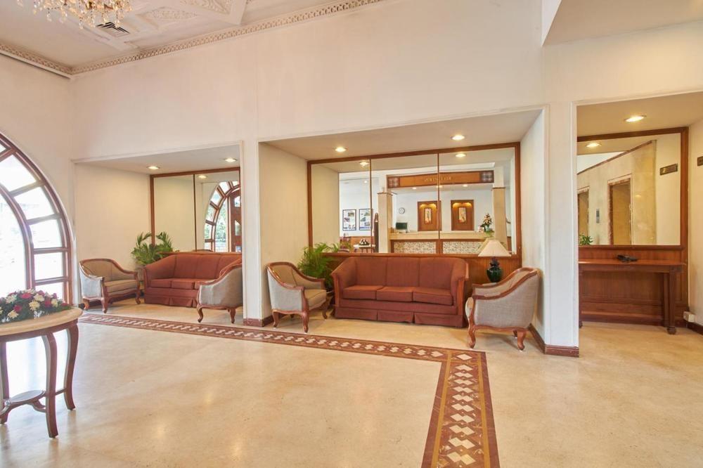 Hotel Abad Plaza Kochi Exterior foto