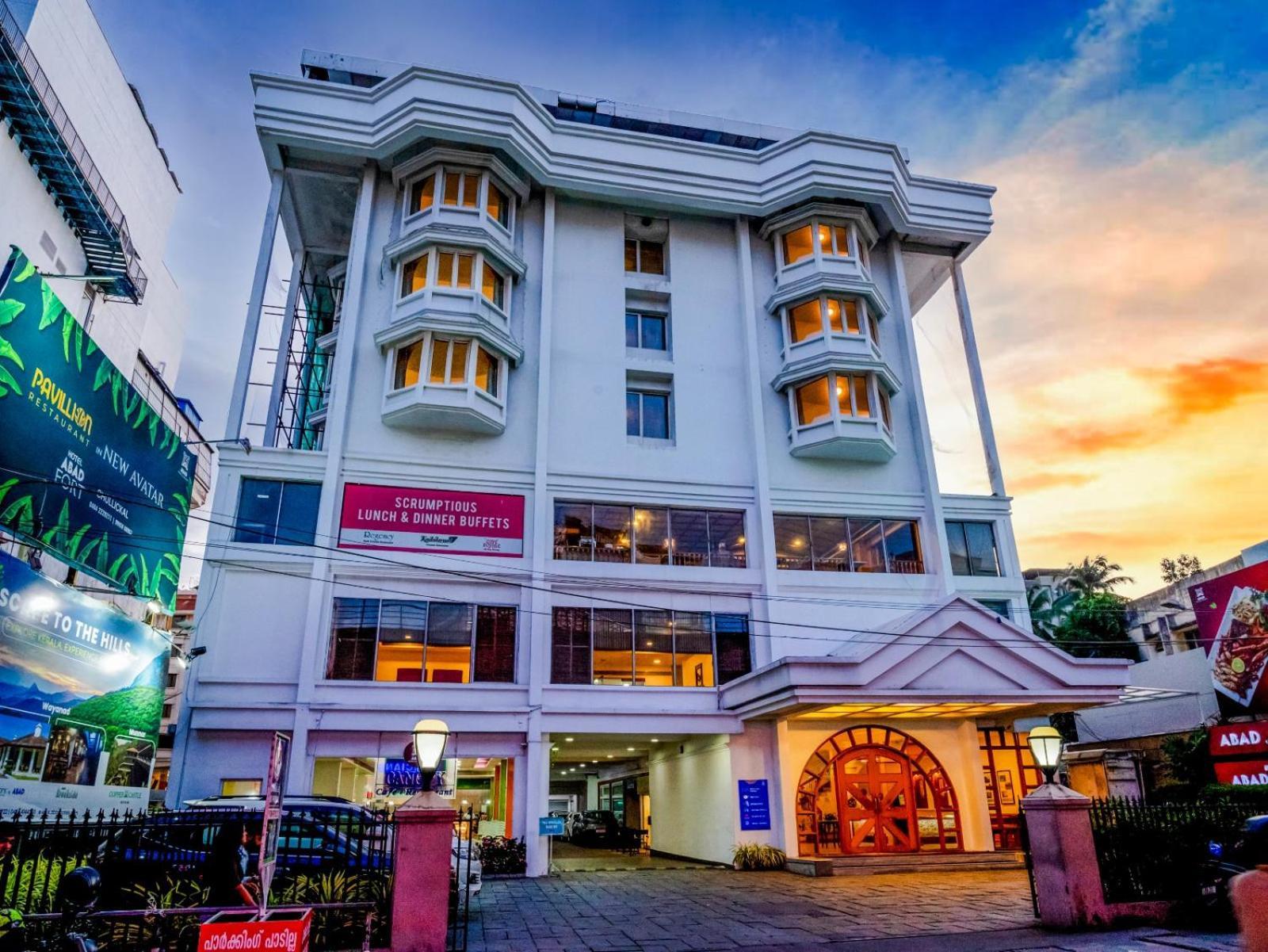 Hotel Abad Plaza Kochi Exterior foto