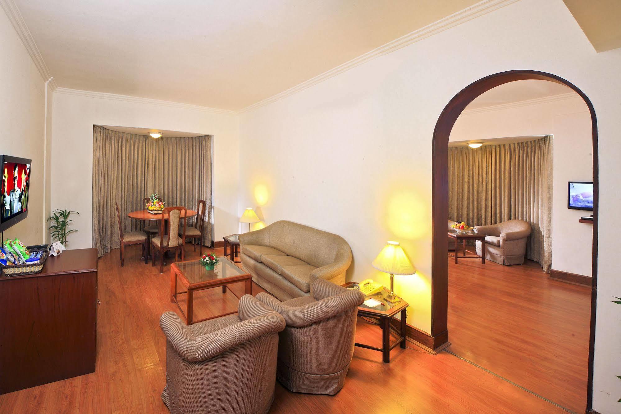 Hotel Abad Plaza Kochi Exterior foto